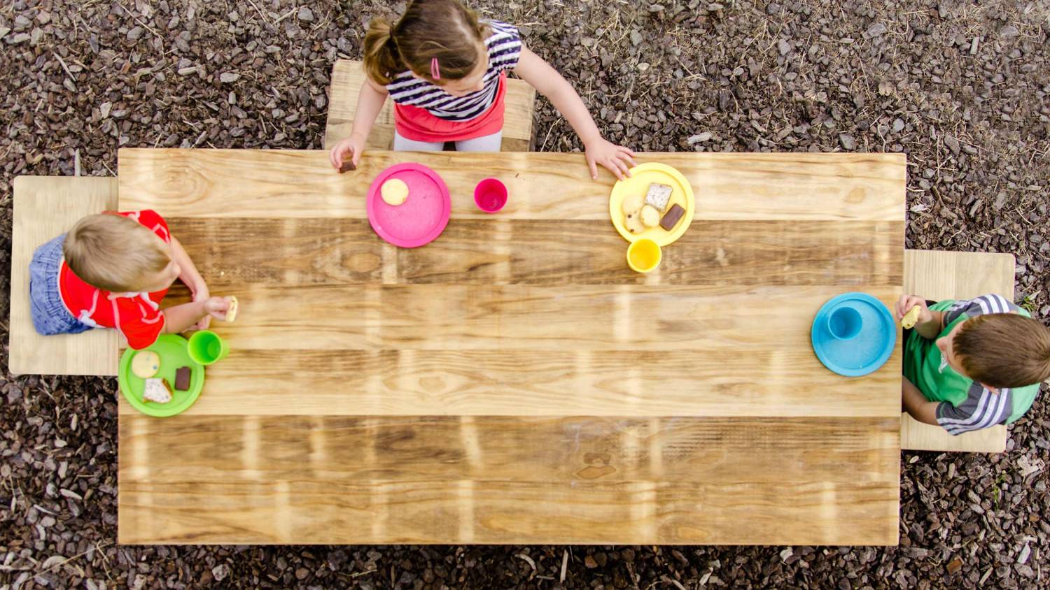 Outdoor table for schools